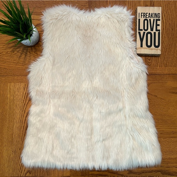 🎉HP🎉 Old Navy Faux Fur Vest - LIKE NEW CONDITION! - Picture 3 of 6